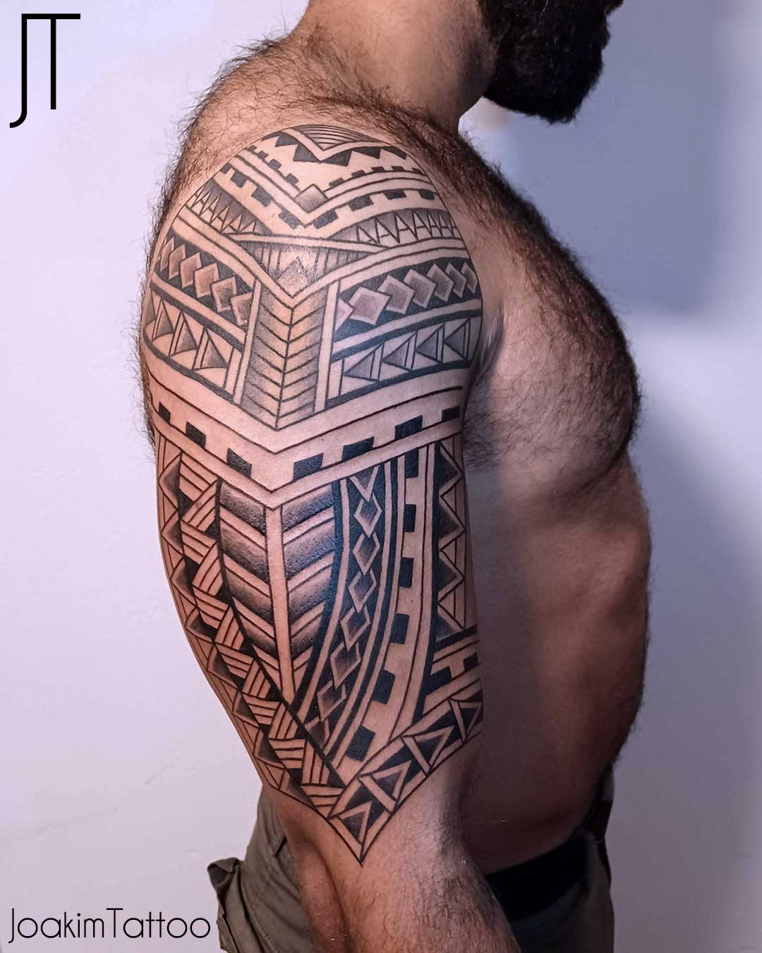 Maori tatuering i svartvitt på arm – Joakim Tattoo Kungälv