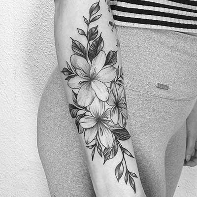 Blom tatuering i svartvitt på arm – Joakim Tattoo Kungälv