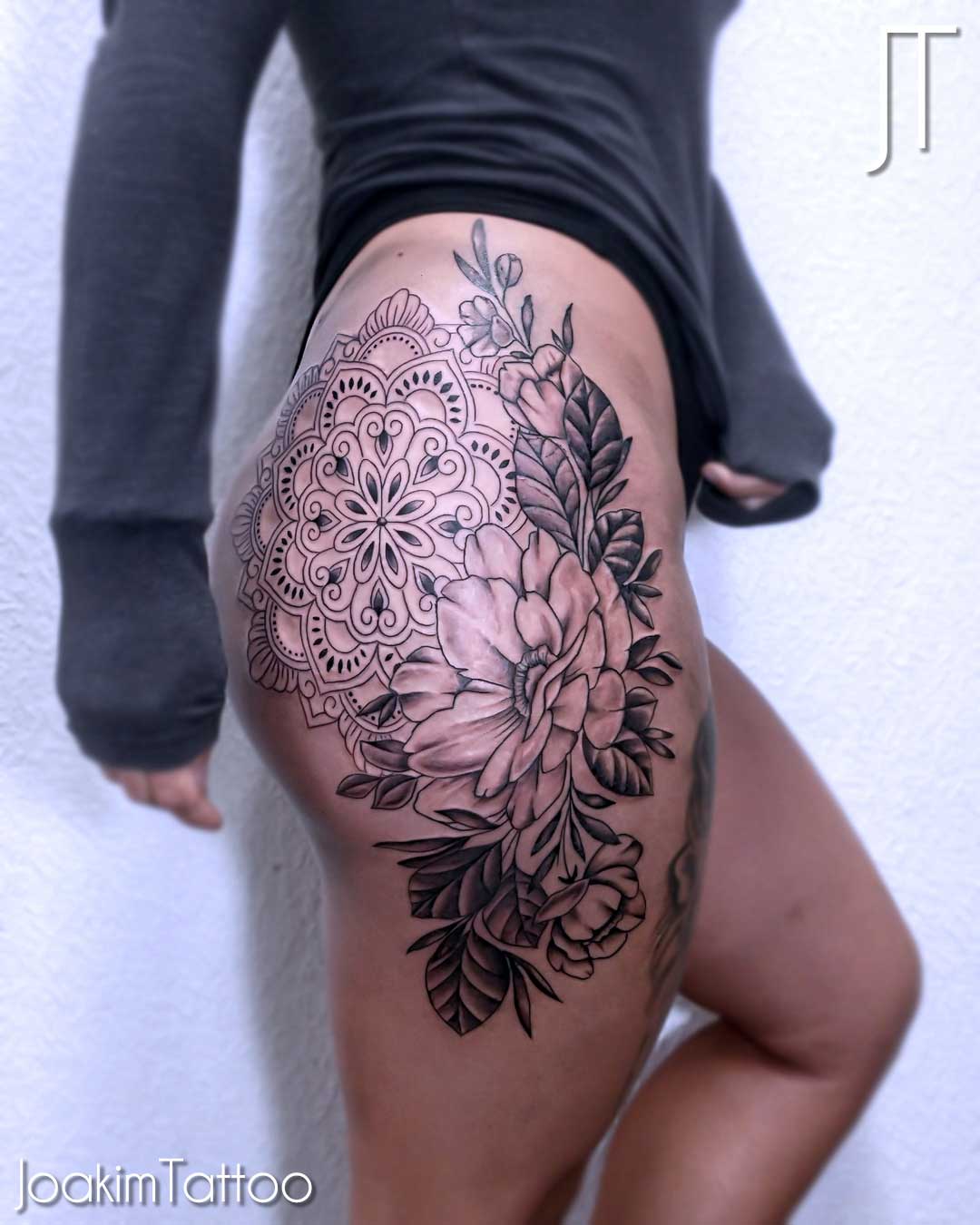 Mandala tatuering med blommor på sidan av rumpan och låret tatuerad av Joakim i Kungälv nära Göteborg