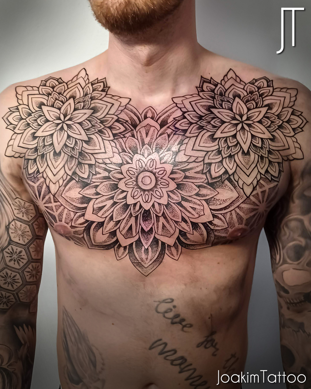 En stor mandala tatuering över hela bröstkorgen